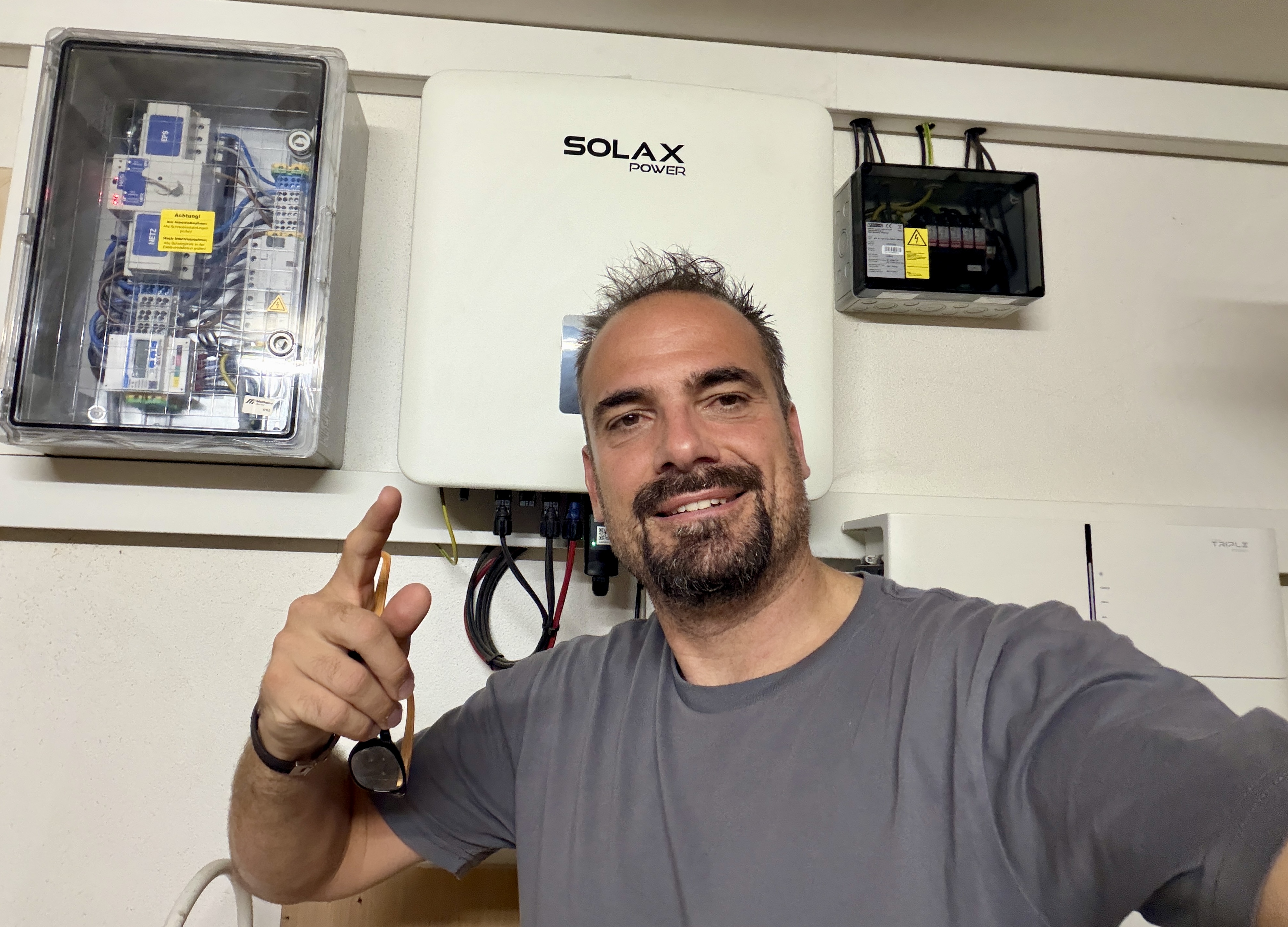 Christoph Dengler vor Photovoltaikanlage und Batteriespeicher als Beispiel für nachhaltiges Investieren im eigenen Alltag